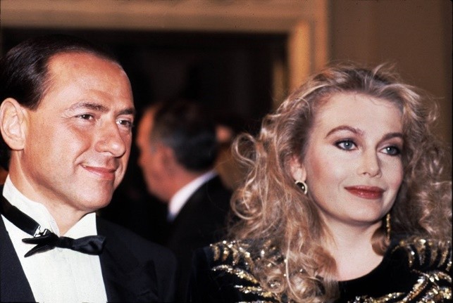 85岁意大利前总理：丑闻缠身专搞“爷孙恋”，三婚娶32岁金发女友