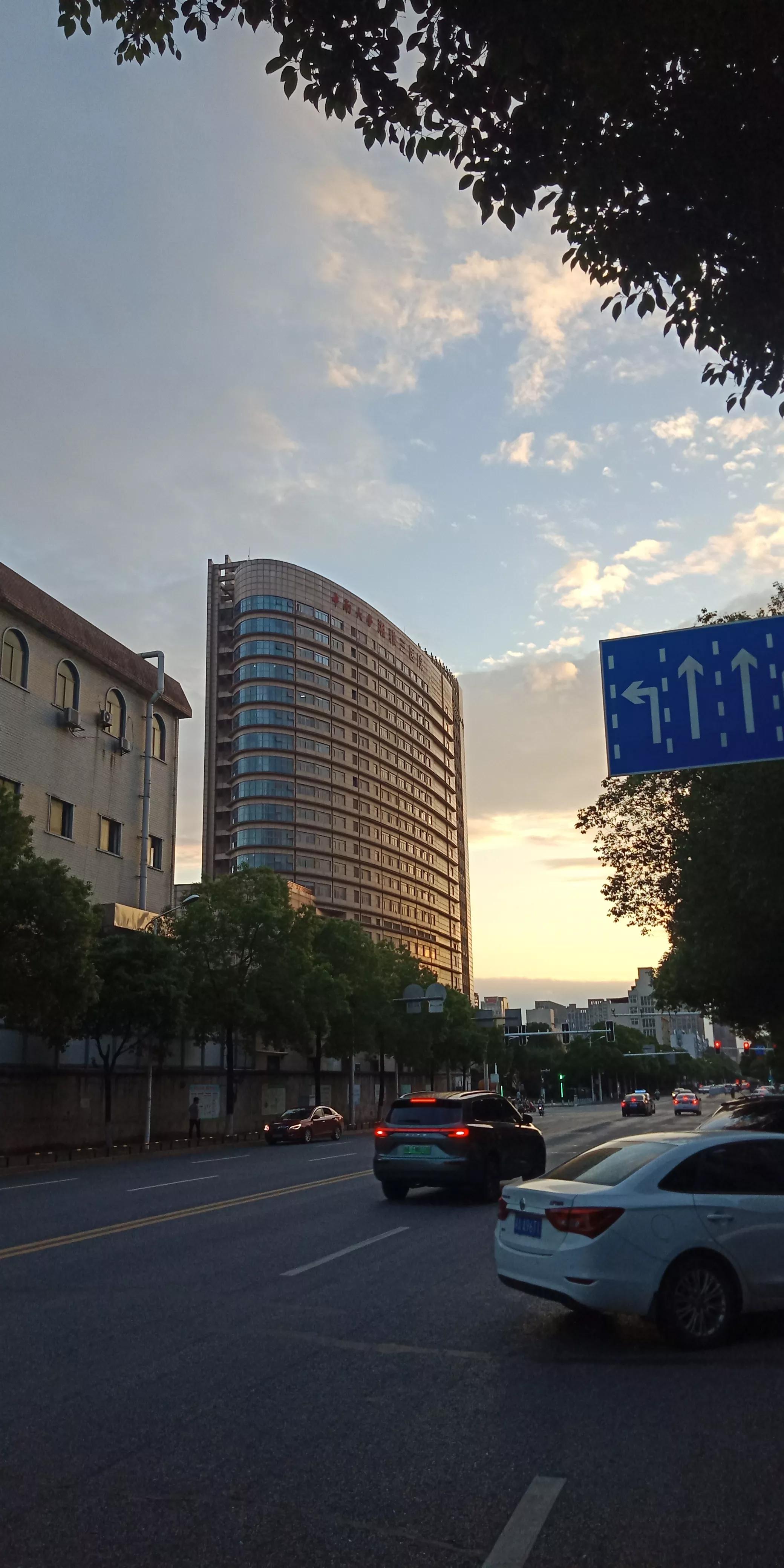 雄伟壮观的，湖南省长沙市中南大学湘雅三医院的外科大楼