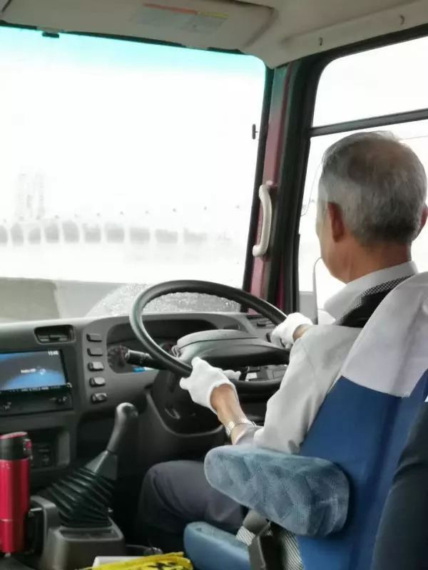 社保十万交费25年在深圳退休,交15年社保在深圳退休可以领多少