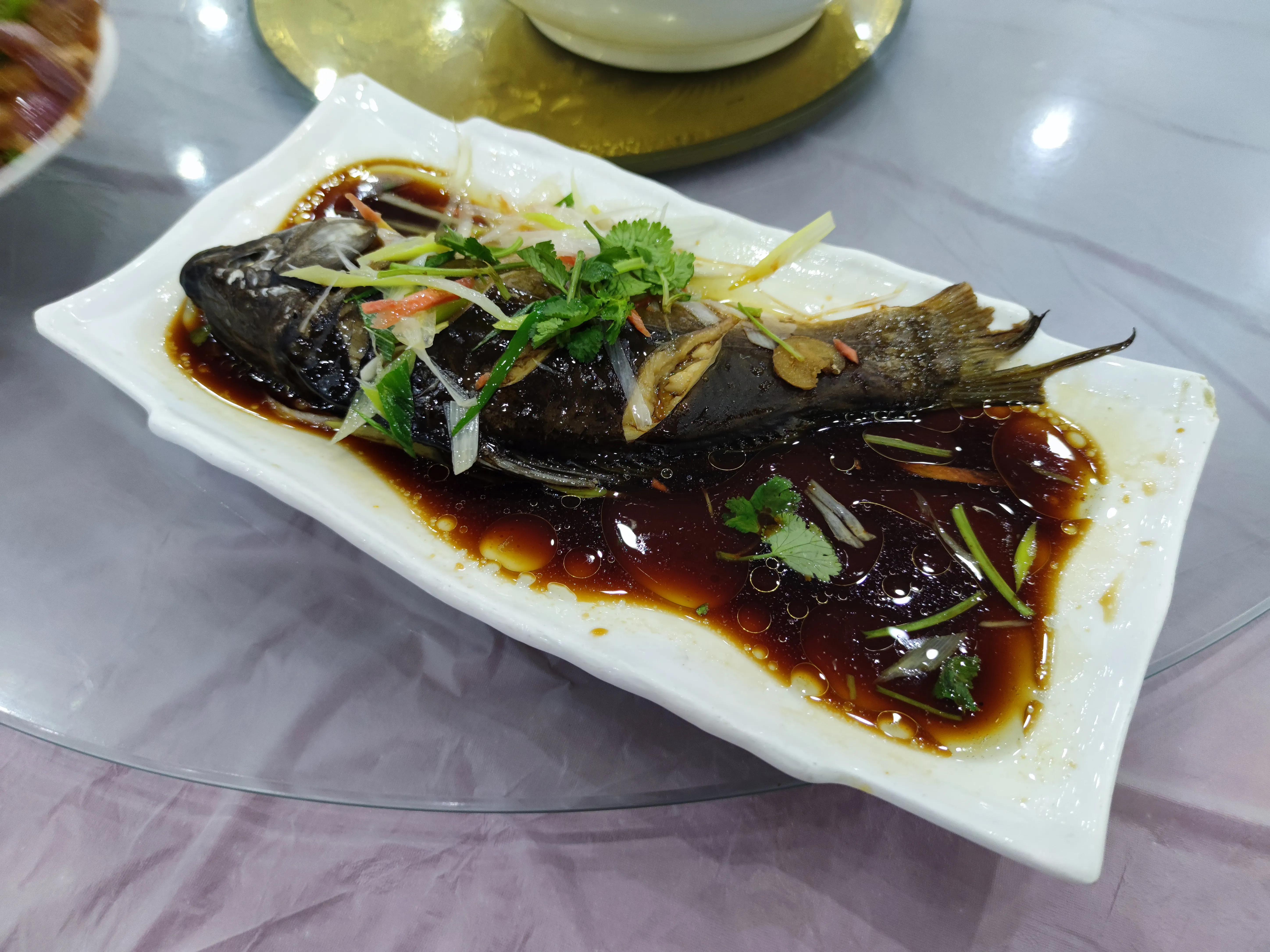 东北小伙吃自助餐视频,东北小伙街头采访吃自助餐