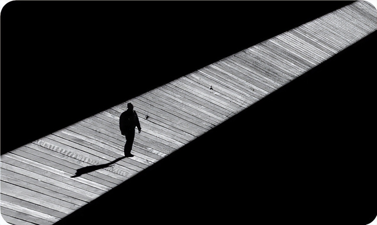 一个人的人品看他的言谈举止,一个人的人品细节就是答案