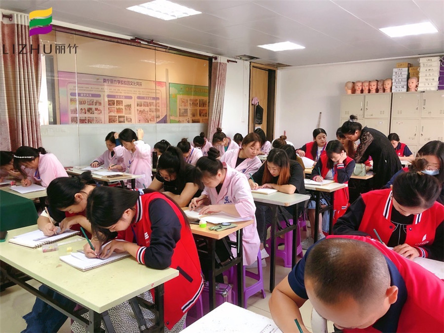 学纹绣一般多少学费正规南宁,南宁学纹绣美睫美甲培训