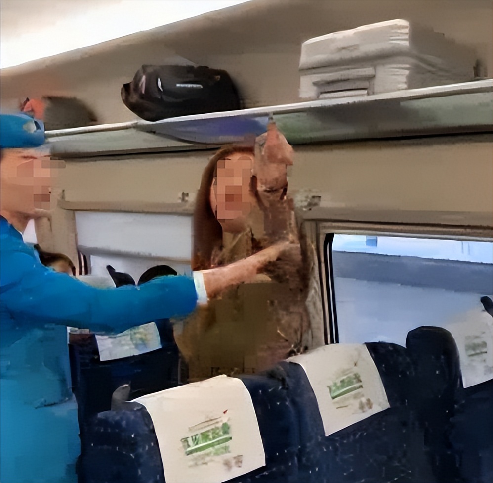 年轻女子高铁上当众劈叉,高铁劈叉女