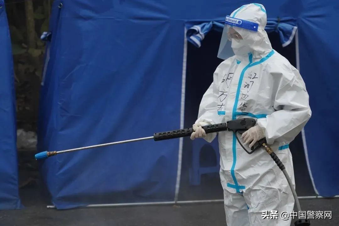 【疫情当前警察不退】一面*旗国**，一个人！50多天里，每天她只能跟街对面的家人挥挥手……