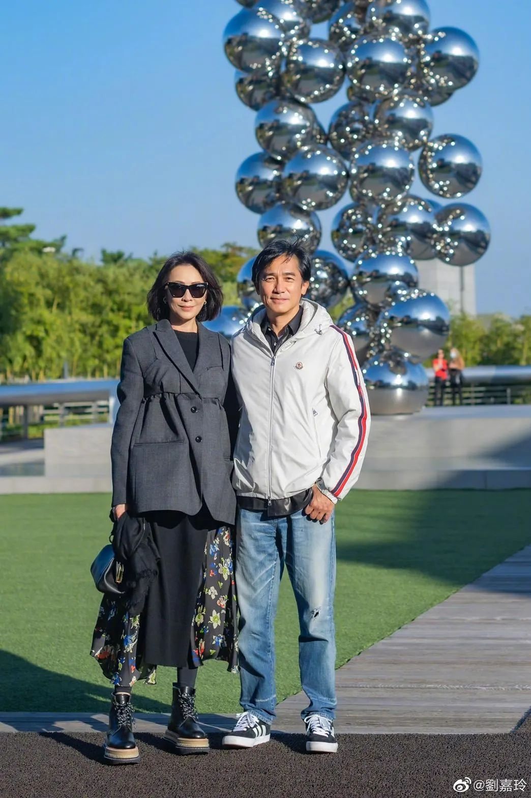 刘嘉玲与梁朝伟恩爱合照穿小香风,刘嘉玲梁朝伟红毯动图