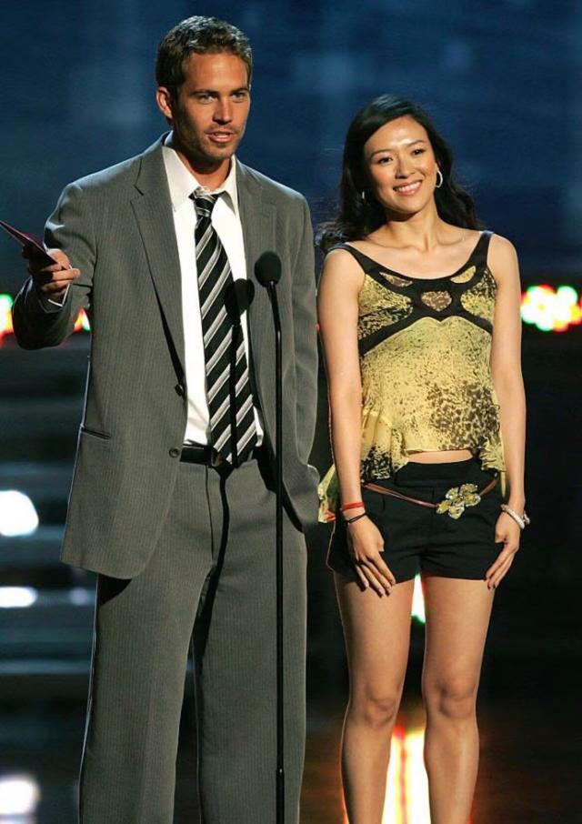 19岁的章子怡青涩年华演技出神,章子怡年轻时穿搭