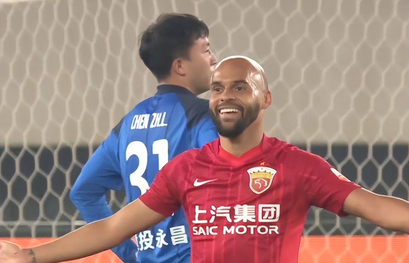 武磊被拉倒地后霸气回应,武磊踢满全场进球却引发争议