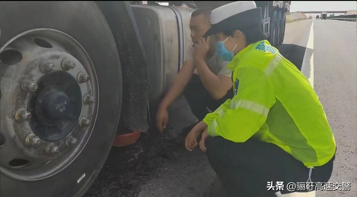 除隐患查违法保安全,消除隐患保平安民警夜查