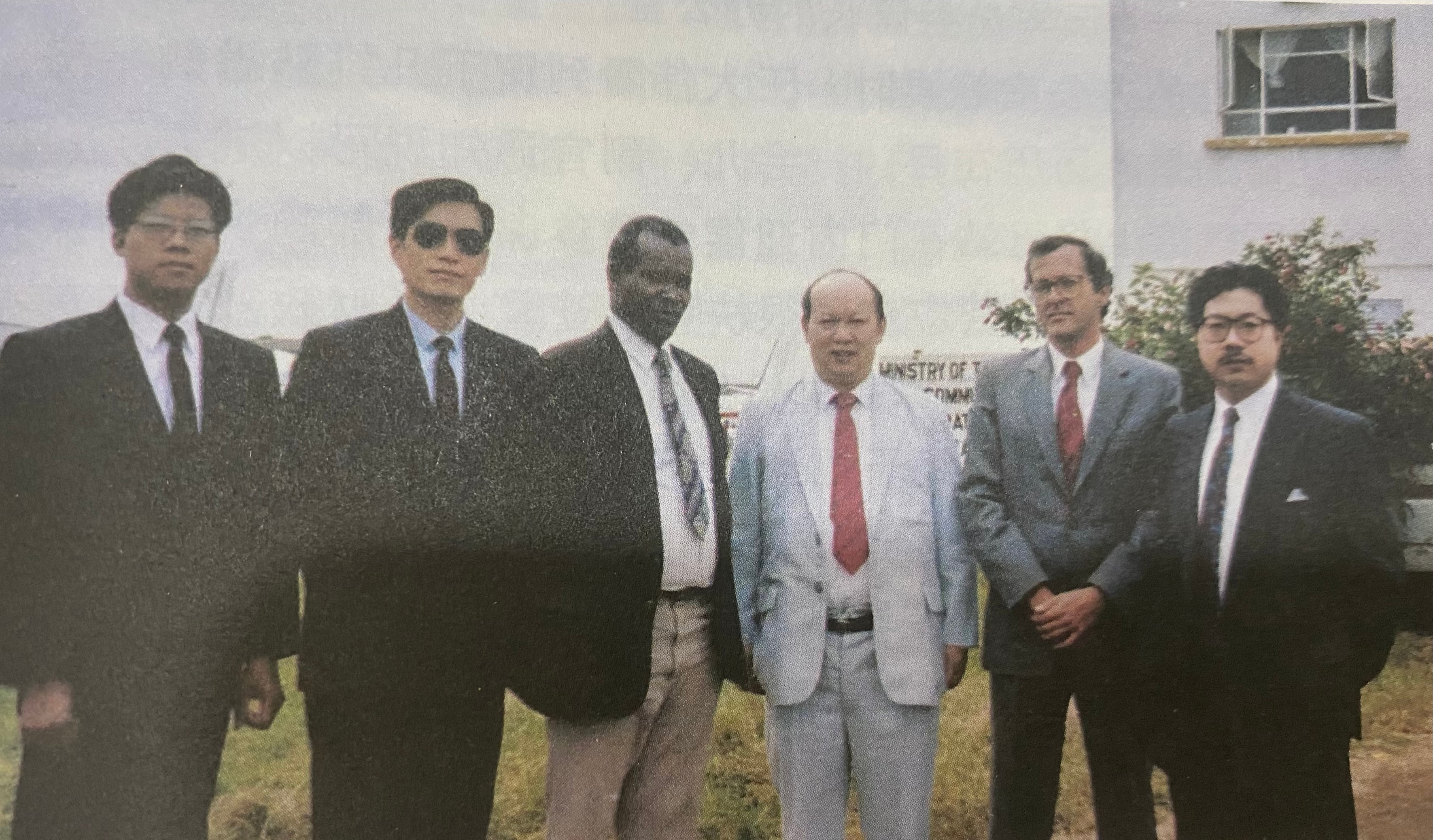 97年肯尼亚购买6架运12，刚交付就刹车失灵，可肯方却说：再买6架