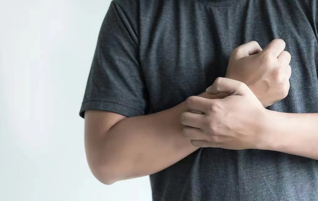 秋季皮肤痒起丘疹,皮肤瘙痒起小红疙瘩警惕4种疾病