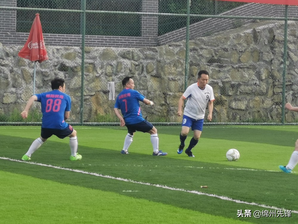 强身健体篮球训练,以球会友足球比赛