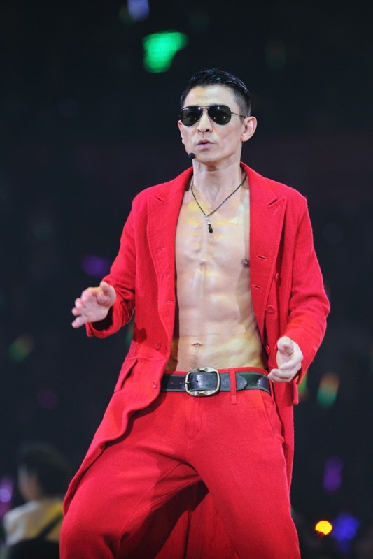 华晨宇刘德华开演唱会，刘德华用实际行动诠释谁是华语乐坛之神