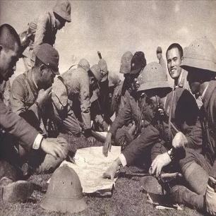 日军*行暴**照片，女子脱衣服让日本人拍摄被*辱侮**致死，惨死野外4