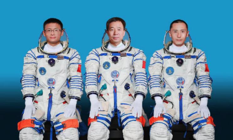 “你导师呢”？学生：“飞天了”，戴眼镜的北航教授出征太空