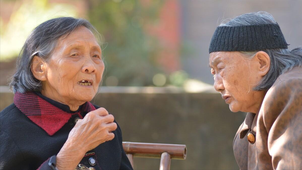 老人不能自理时如何养老好,三位老人的三种全新养老方式