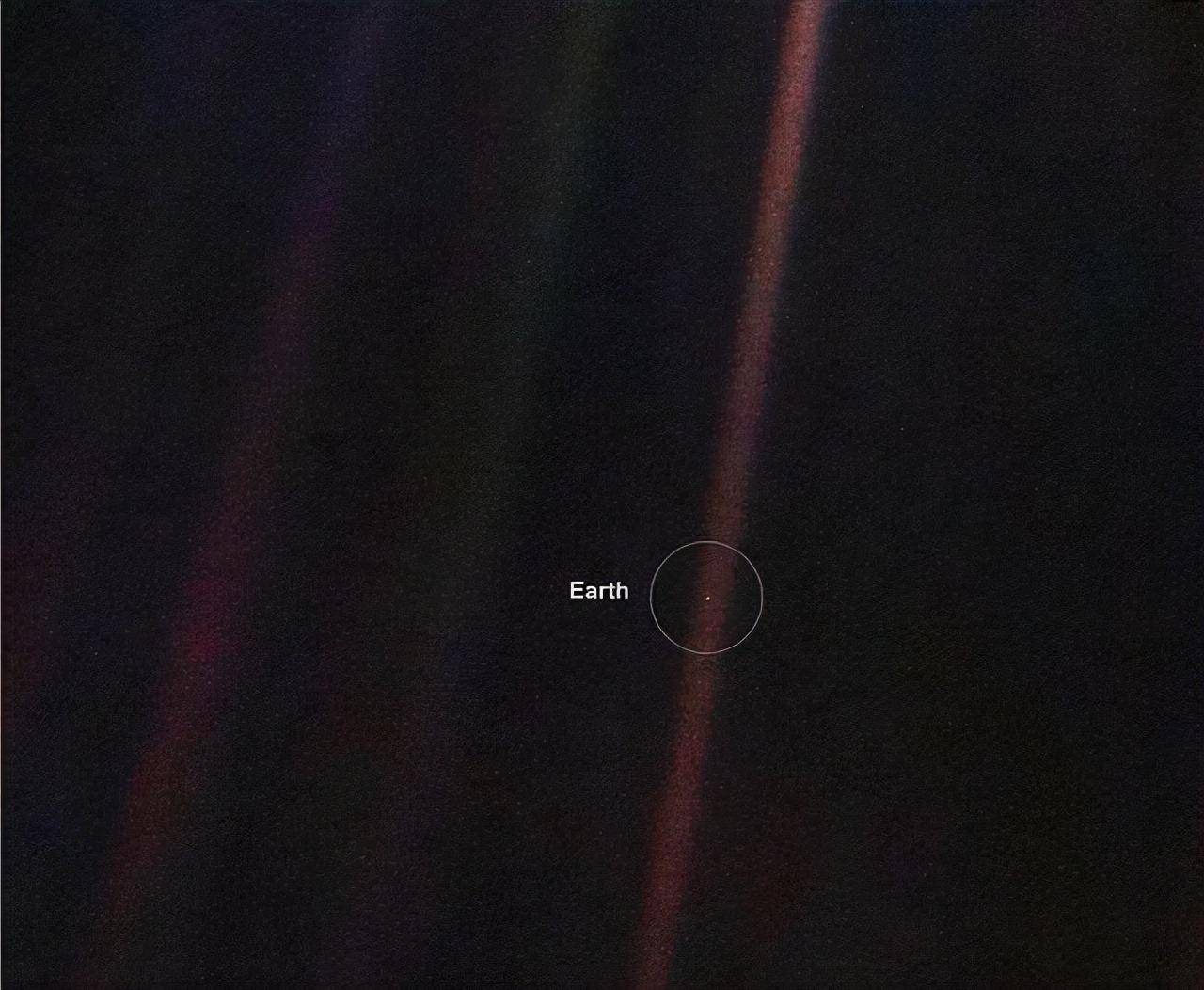 地球人类渺小又脆弱,地球只不过是一粒尘埃