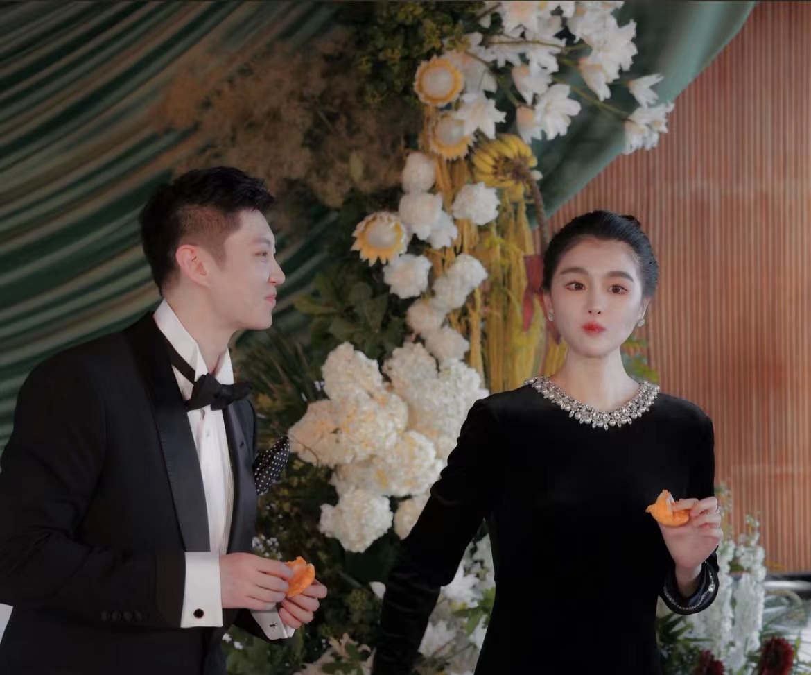 赵本山女儿婚礼照曝光!超大婚戒价值不菲,马丽娟戴帝王翡翠出席