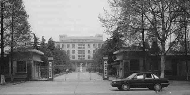 老师给贫困学生交学费40年后报恩,老师为学生贷款十八万后续