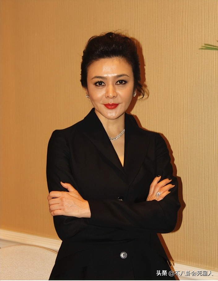 年轻时很美老了很丑的女星,年轻时候不好看老了漂亮的明星