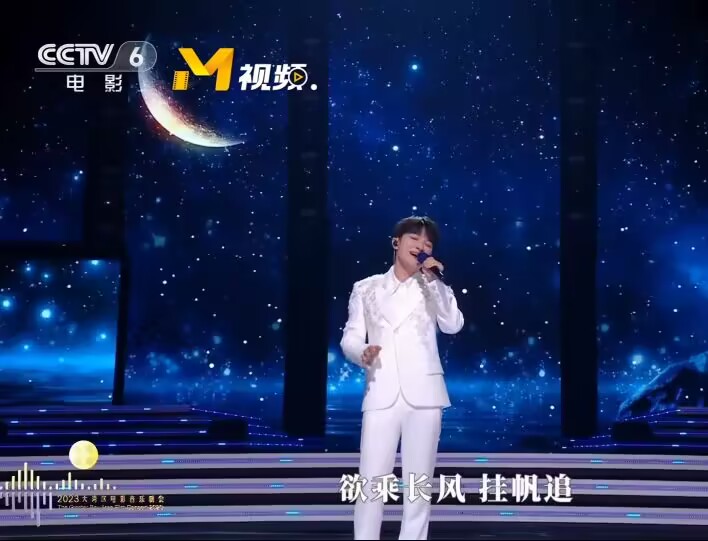 大湾区明星台下对周深演唱评价,大湾区音乐节周深唱歌完整版