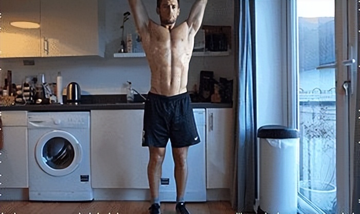 只需一个混合动作锻炼全身肌肉,只有一组哑铃怎样锻炼腹肌