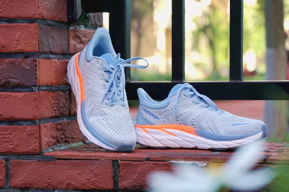 推荐踩屎感特别强的国产跑鞋,出街运动两不误