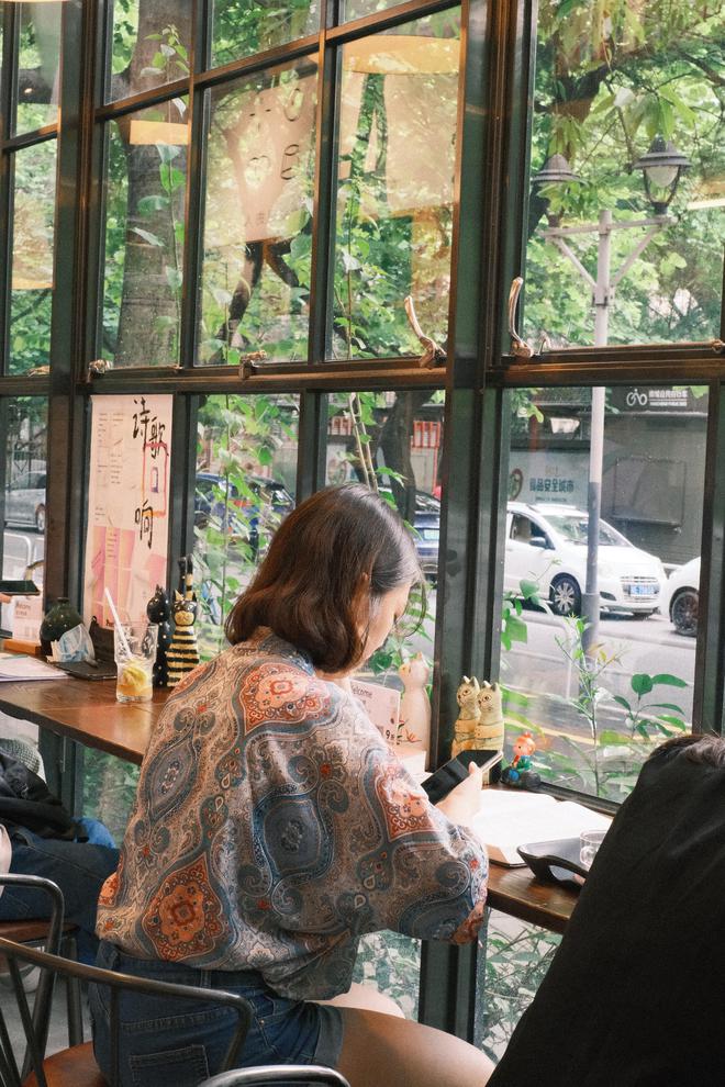 佛山70后老板打造300平书店弧形落地窗美翻了