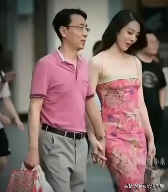 成都董小姐现在怎么样了,董小姐牵手门