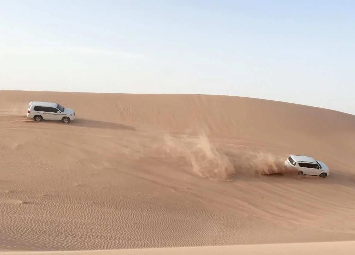 阿联酋一半海水一半沙漠航拍,阿联酋都是沙漠么