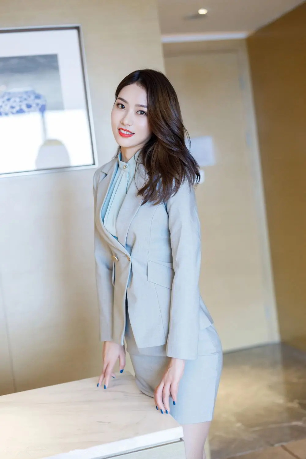 绿色，前台接待的日常生活，温和健谈