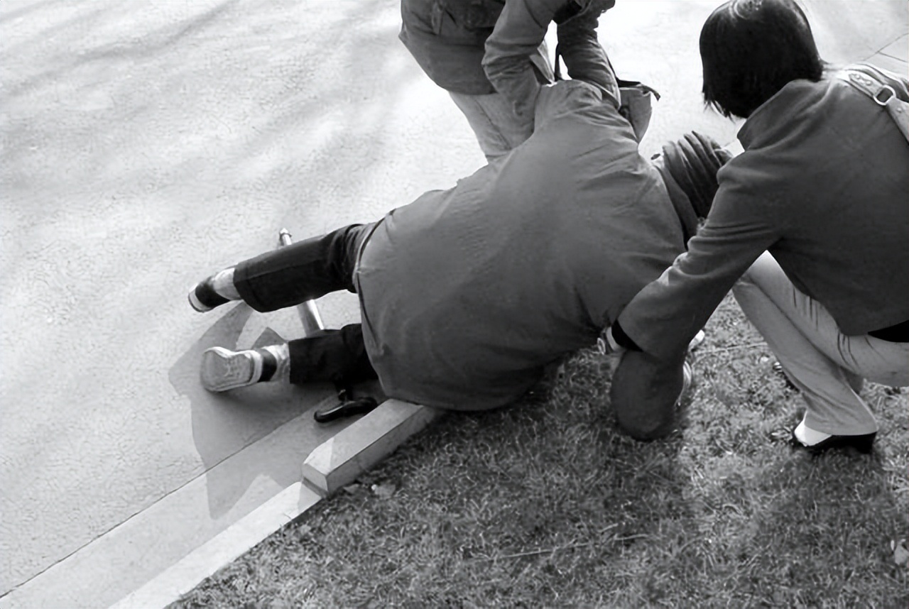 横穿球场被撞伤，68岁老人状告打球学生索赔5万，法院：后果自负