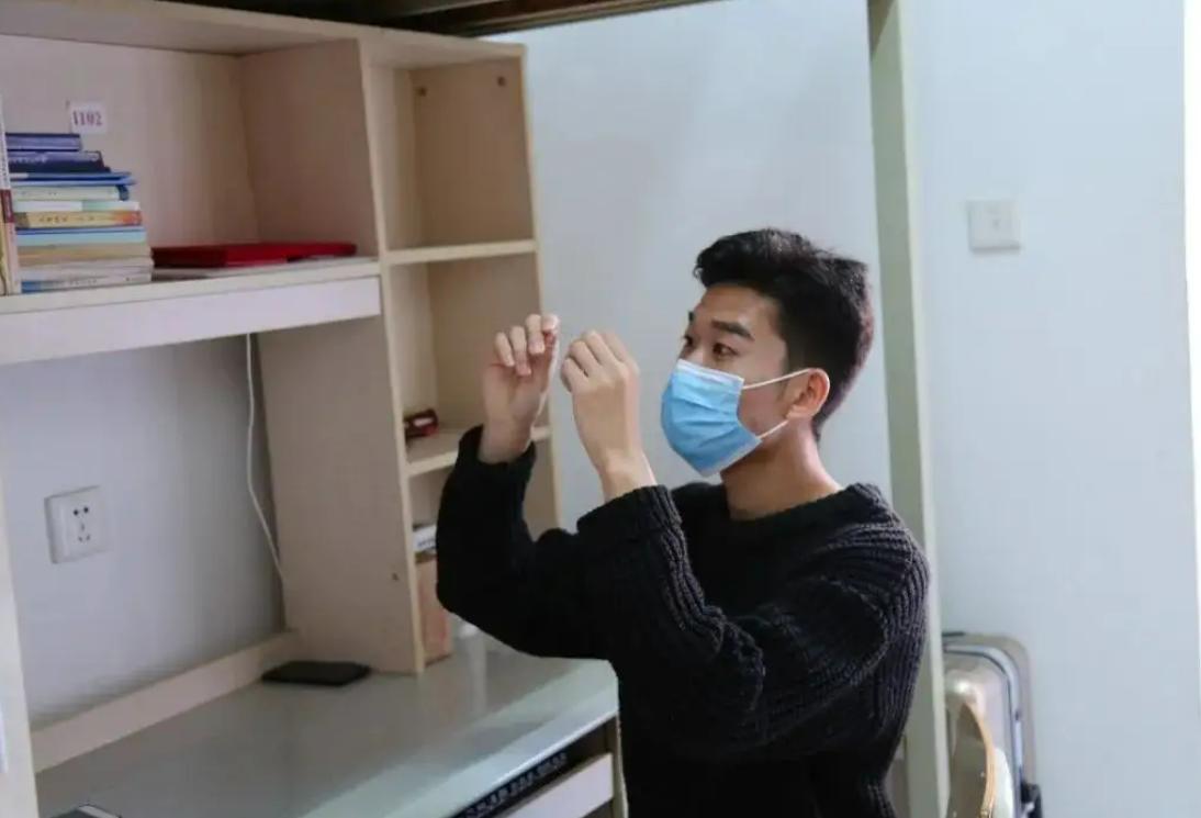 男子被隔离在女生宿舍,男生被隔离在女生宿舍