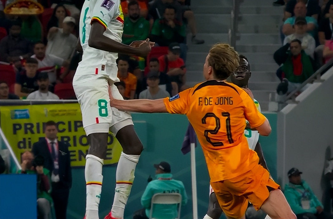 欧洲韩国队？荷兰大将龙抓手引争议：对方被担架抬出外国球迷群嘲