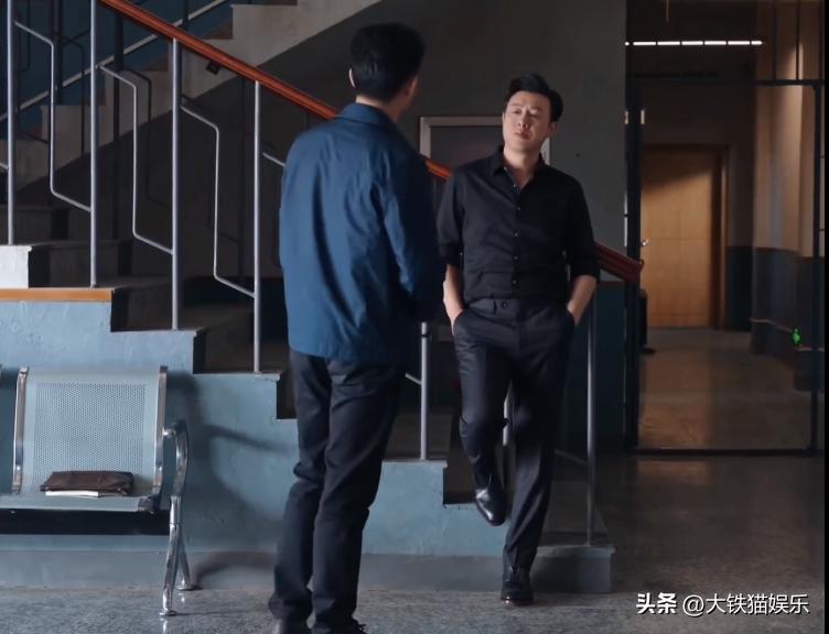 穿黑衣服的帅哥明星,10大穿白衬衫最好看的男明星