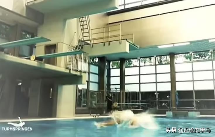 53岁退役球员，参加真人秀跳水，不小心把蛋摔碎，医生建议切除