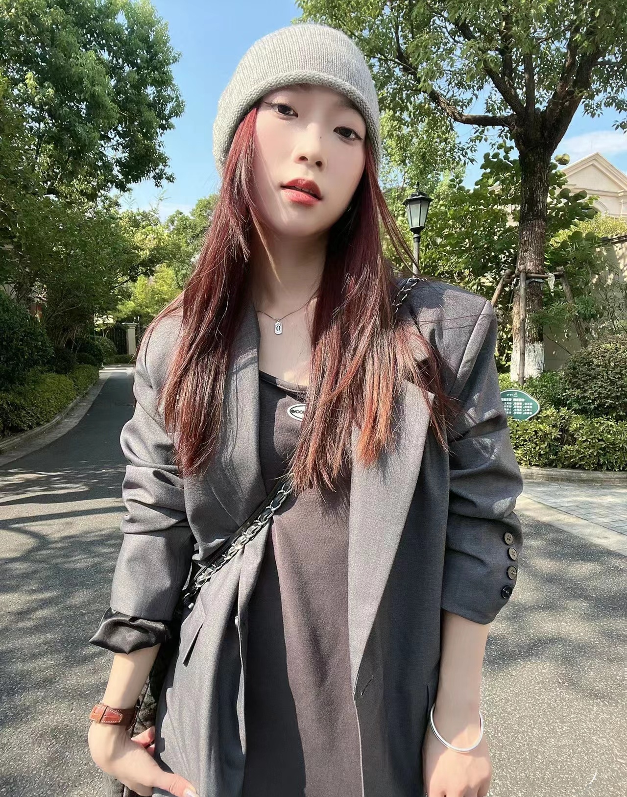 黑色半身褶皱西装长裙怎么搭配,经典长裙配格子西装女人味十足