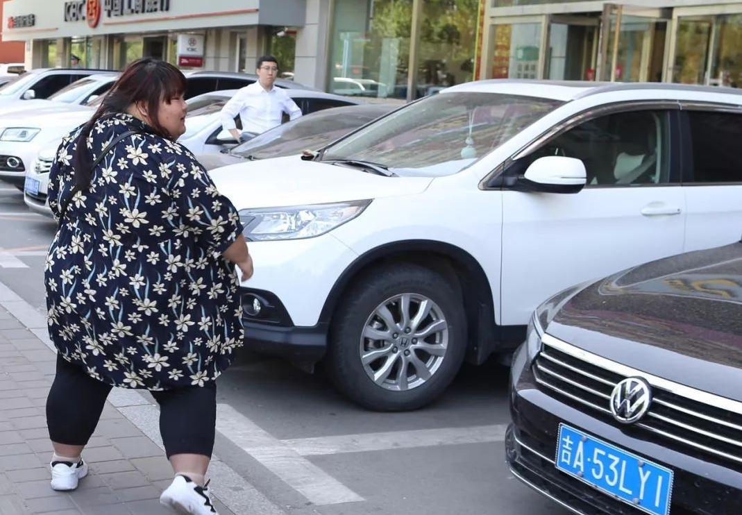 当年校花被丈夫养胖三百多斤,结婚3年校花被丈夫喂胖到332斤