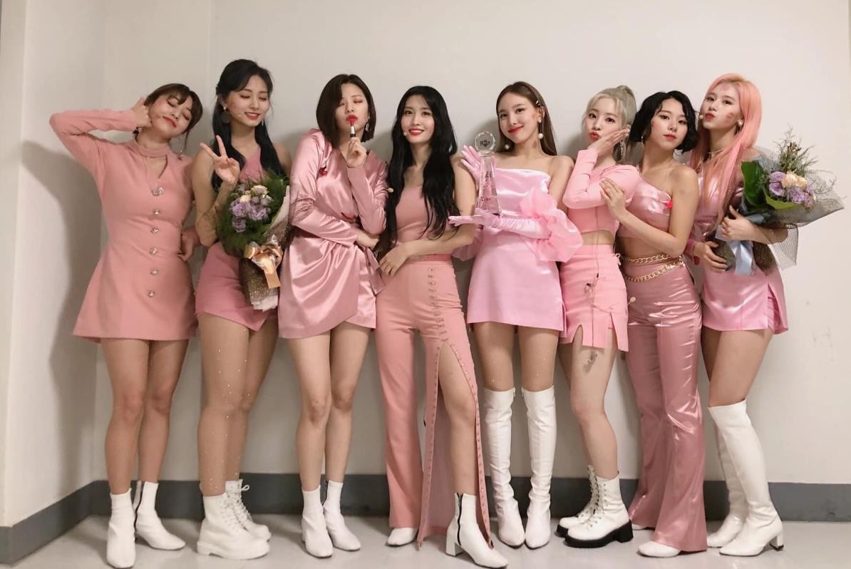 JYP新团出道即受关注，成员雪允因颜值出圈，却被指不尊重粉丝？