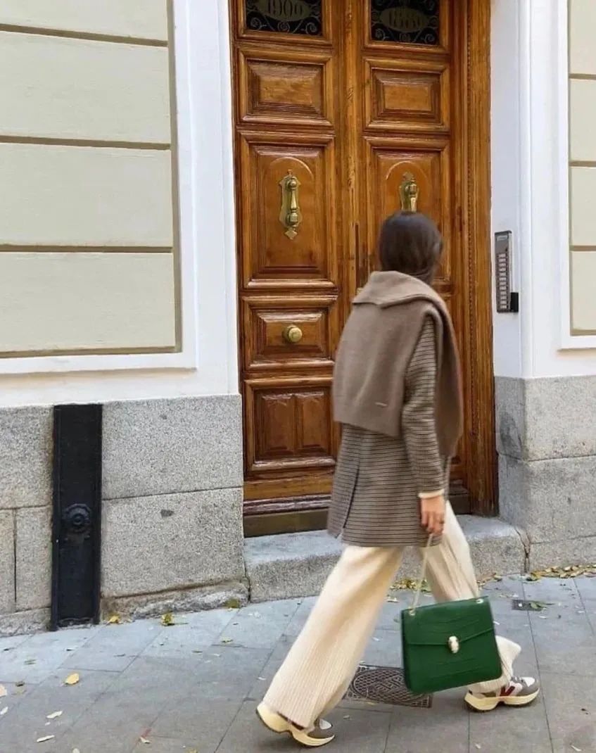 “穿越”到欧洲街头，我发现时髦的普通人们其实在穿这三双鞋子！