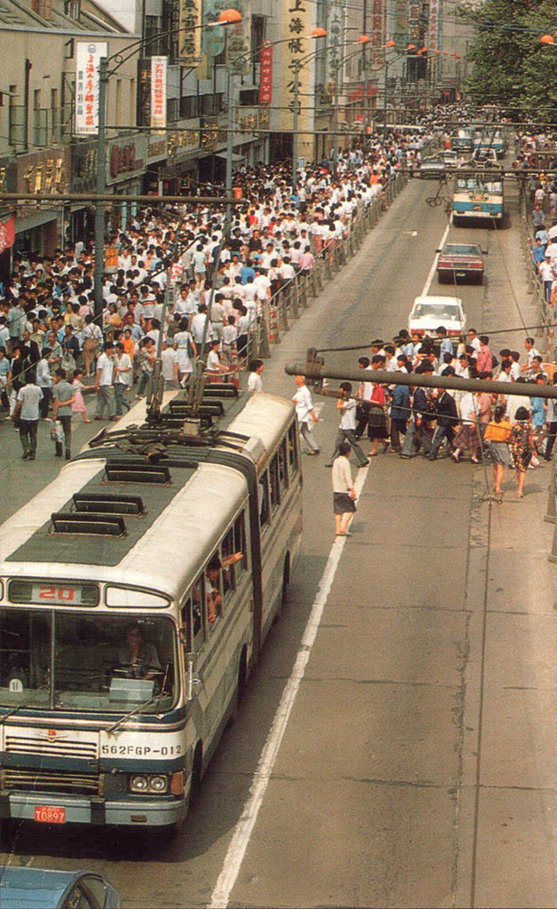 八十年代的上海老照片,踩在东海沿岸闪耀着无与伦比的繁荣骄傲