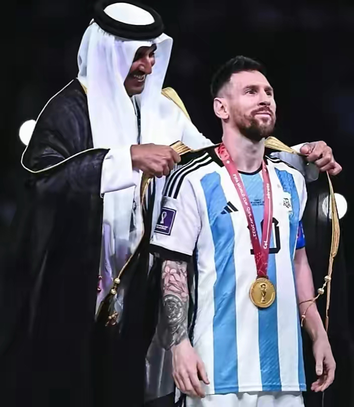 梅西捧杯穿的什么,梅西世界杯夺冠后穿的黑纱衣服