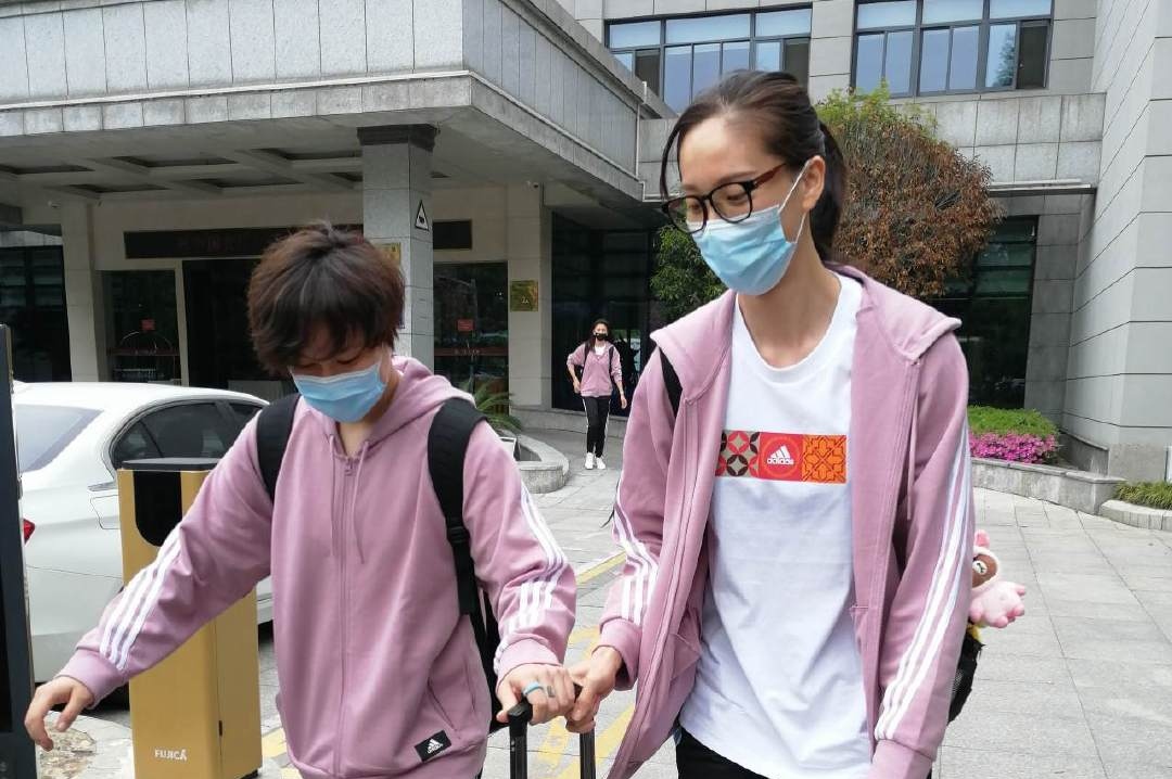 中国女排安全抵达漳州！粉色队服扎眼，李盈莹紧跟蔡斌身后