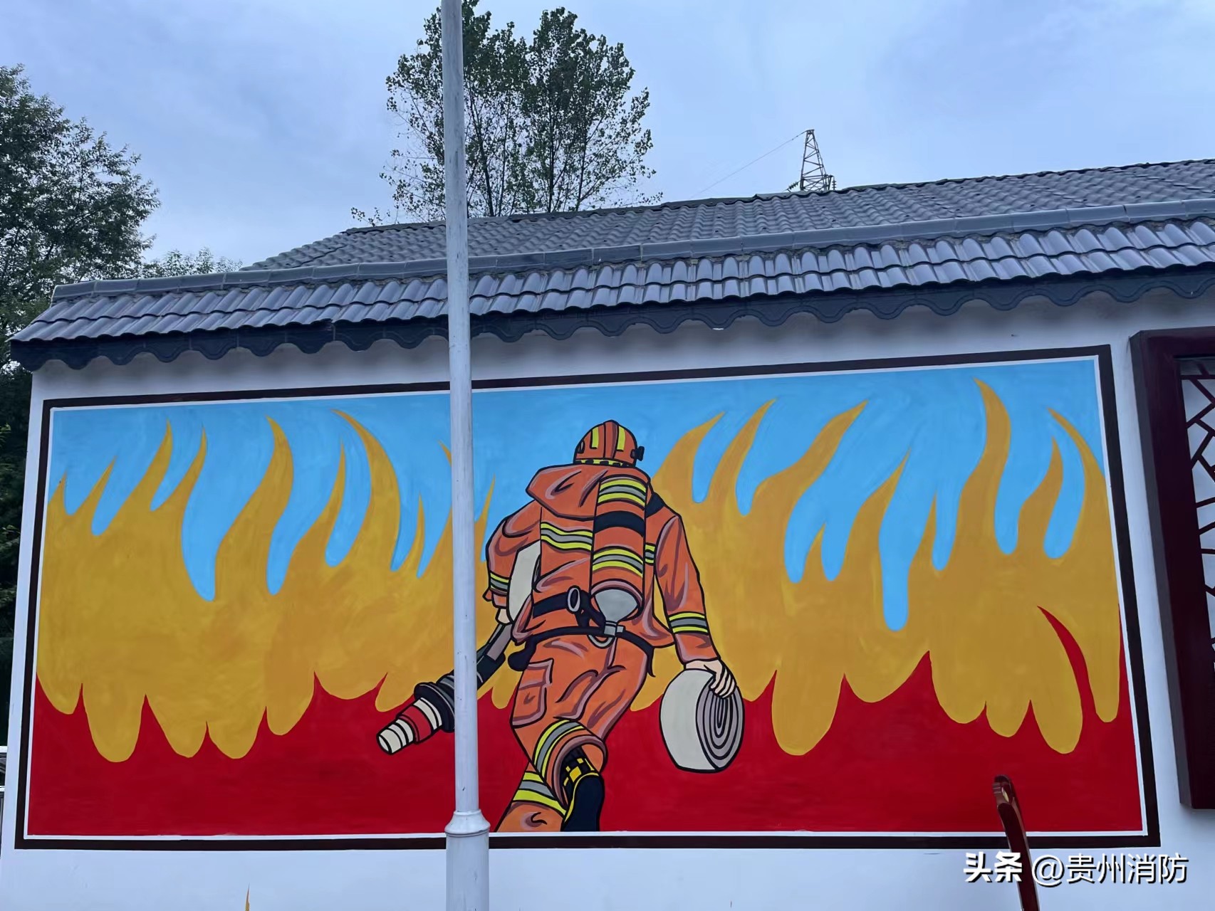 梵净山“火焰蓝”手绘营区“文化墙”，绘出“火焰蓝”新风采