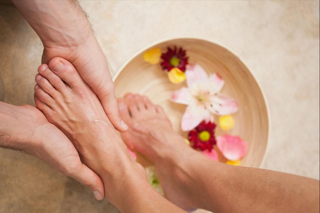 小脚趾甲分成两瓣的人怎么了,小脚趾甲长成两瓣