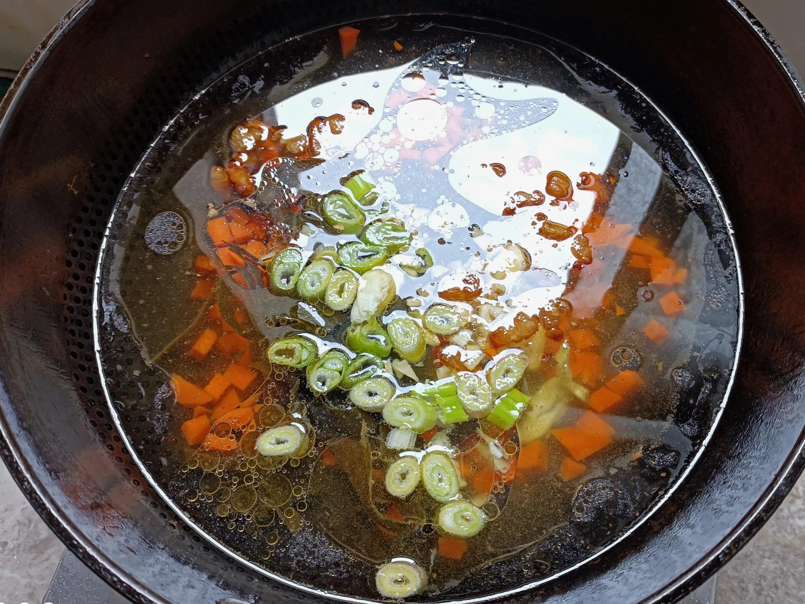 秋季养生多喝汤，还喝粥。肉丝白菜小米粥做法，强身健体正当吃