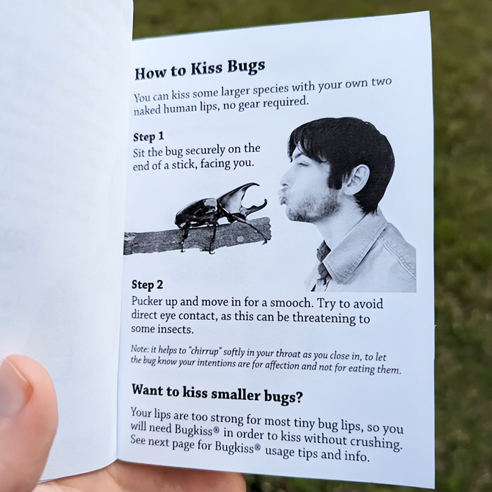 老外用虫子接吻器狂亲蚯蚓，连苍蝇路过都要被嘬两口