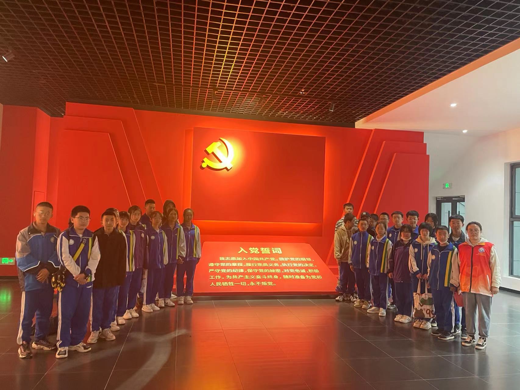 传承红色基因厚植爱国情怀讲党课,传承红色基因厚植爱国情怀的绘画