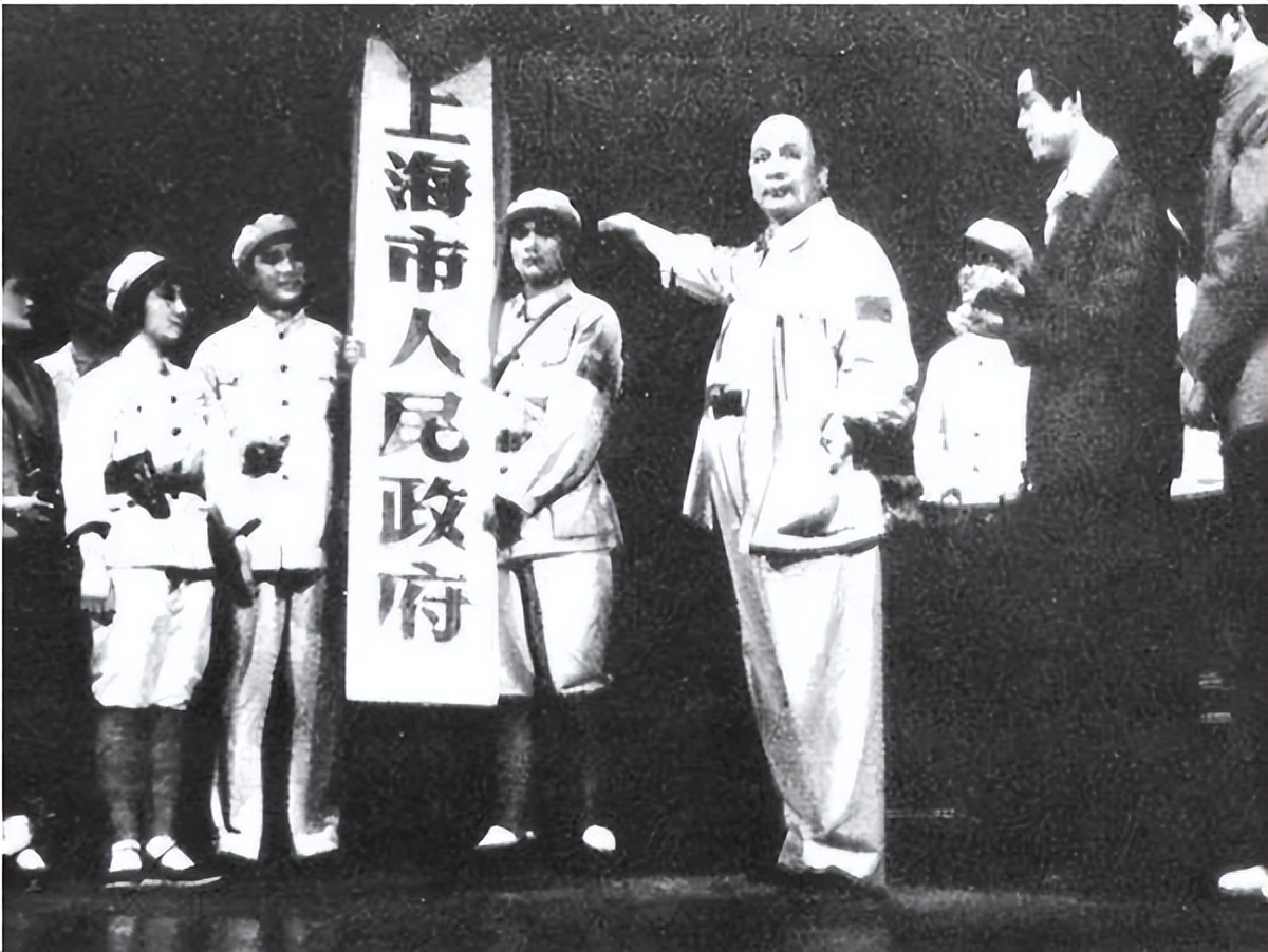 1955年，蒋介石指着十大元帅名单，对宋美龄苦笑：这个人太厉害了