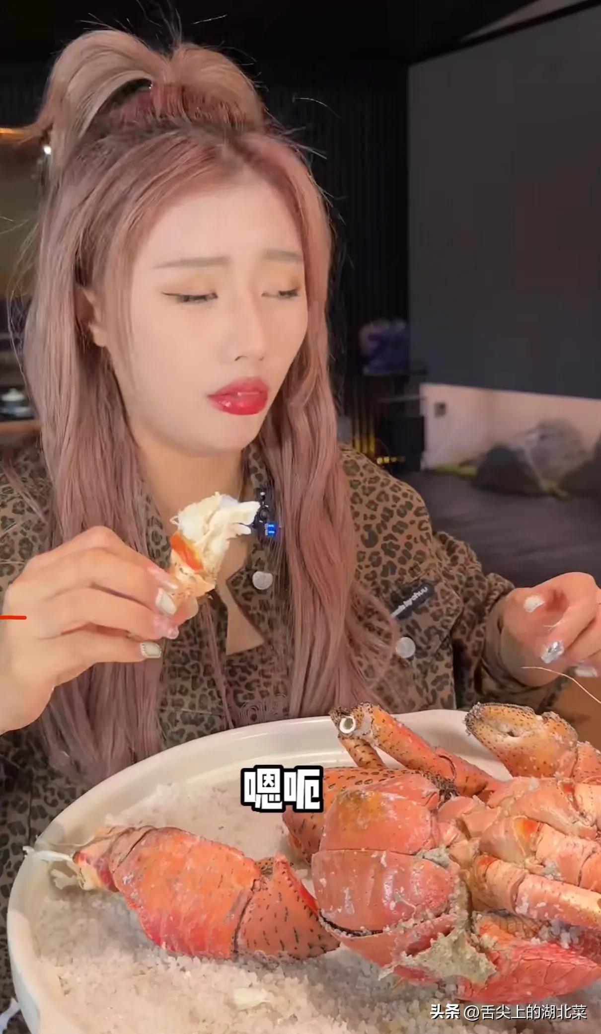 网红陈某一顿饭几千上万，广告词背得前后颠倒，穿着奇葩怎么火的