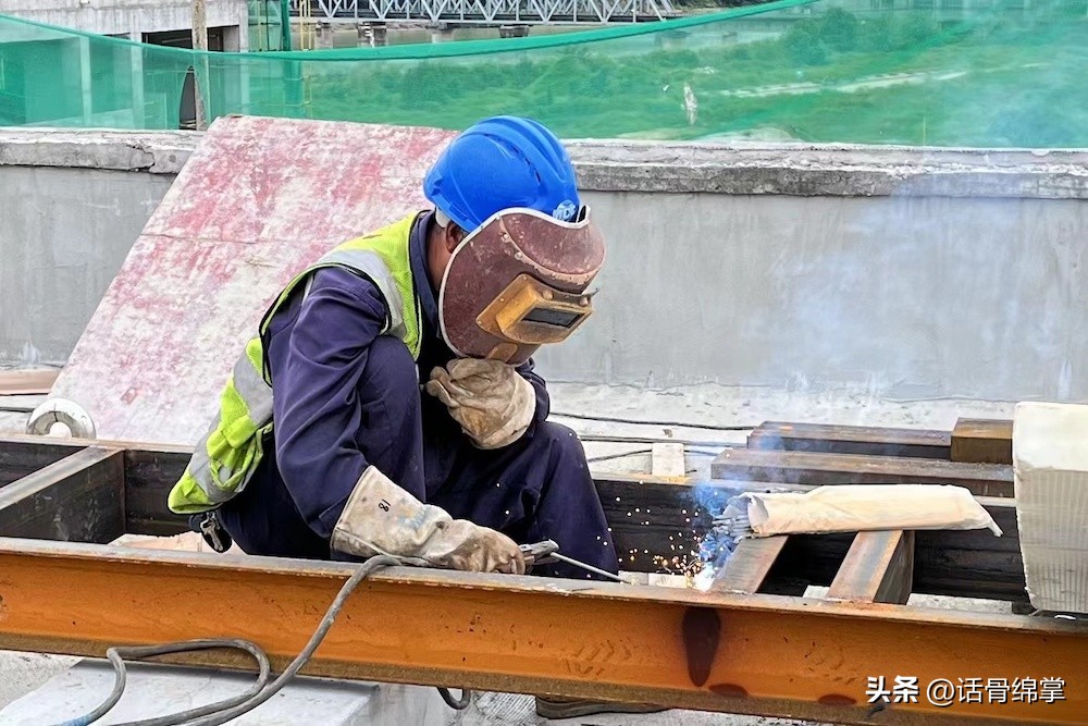 抢工期抓进度施工方案,抢时间赶工期重点项目五一忙不停